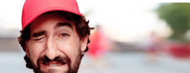 Genç deli adam kesme baş ifade izole sakallı. Teslimat kurye rolü. Kızgın ifade.