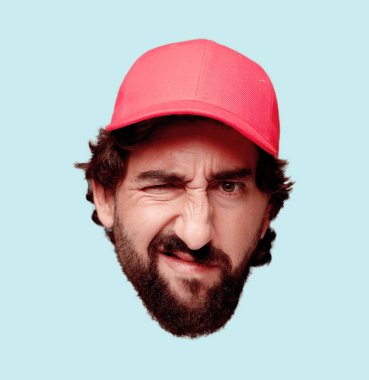 Genç deli adam kesme baş ifade izole sakallı. Teslimat kurye rolü. Kızgın ifade.