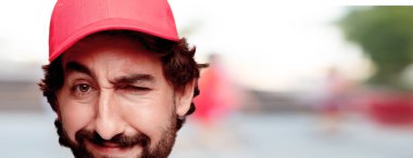 Genç deli adam kesme baş ifade izole sakallı. Teslimat kurye rolü. 