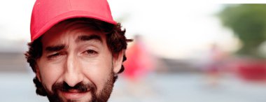 Genç deli adam kesme baş ifade izole sakallı. Teslimat kurye rolü. 