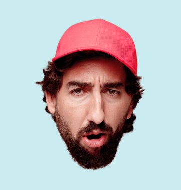 Genç deli adam kesme baş ifade izole sakallı. Teslimat kurye rolü. Sürpriz kavramı.