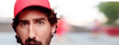 Genç deli adam kesme baş ifade izole sakallı. Teslimat kurye rolü. Korkmuş kavramı.