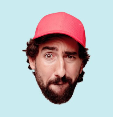 Genç deli adam kesme baş ifade izole sakallı. Teslimat kurye rolü. Korkmuş kavramı.