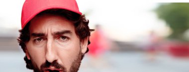 Genç deli adam kesme baş ifade izole sakallı. Teslimat kurye rolü. Sürpriz kavramı.