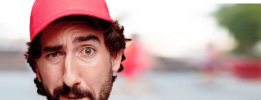 Genç deli adam kesme baş ifade izole sakallı. Teslimat kurye rolü. Korkmuş kavramı.