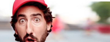 Genç deli adam kesme baş ifade izole sakallı. Teslimat kurye rolü. Korkmuş kavramı.