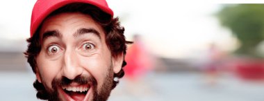 Genç deli adam kesme baş ifade izole sakallı. Teslimat kurye rolü. Mutlu poz. 