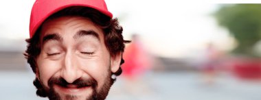 Genç deli adam kesme baş ifade izole sakallı. Teslimat kurye rolü. Mutlu poz. 