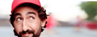 Genç deli adam kesme baş ifade izole sakallı. Teslimat kurye rolü. Düşünme kavramı.