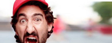 Genç deli adam kesme baş ifade izole sakallı. Teslimat kurye rolü. Kızgın ifade.