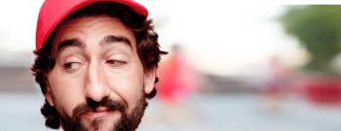 Genç deli adam kesme baş ifade izole sakallı. Teslimat kurye rolü. Düşünme kavramı.