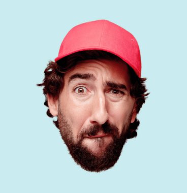 Genç deli adam izole kesme kafa ifadesiyle sakallı. Teslimat kurye rolü. Üzgün kavramı.