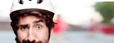 Genç deli adam kesme baş ifade izole sakallı. Bisikletçi rolü. Sürpriz kavramı.