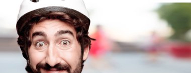 Genç deli adam kesme baş ifade izole sakallı. Bisikletçi rolü. Mutlu poz.