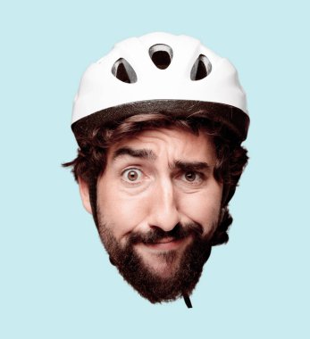 Genç deli adam kesme baş ifade izole sakallı. Bisikletçi rolü. Sürpriz kavramı.