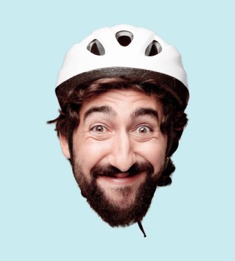 Genç deli adam kesme baş ifade izole sakallı. Bisikletçi rolü. Mutlu poz.