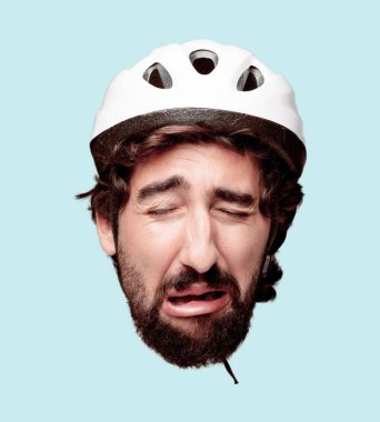 Genç deli adam izole kesme kafa ifadesiyle sakallı. Bisikletçi rolü. Üzgün kavramı.