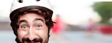 Genç deli adam kesme baş ifade izole sakallı. Bisikletçi rolü. Mutlu poz.