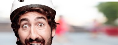 Genç deli adam kesme baş ifade izole sakallı. Bisikletçi rolü. Sürpriz kavramı.