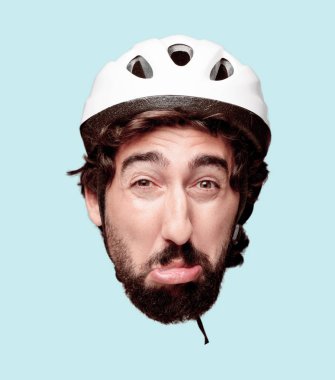 Genç deli adam izole kesme kafa ifadesiyle sakallı. Bisikletçi rolü. Üzgün kavramı.