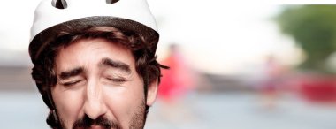 Genç deli adam izole kesme kafa ifadesiyle sakallı. Bisikletçi rolü. Üzgün kavramı.