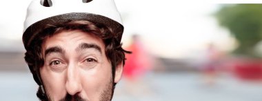 Genç deli adam izole kesme kafa ifadesiyle sakallı. Bisikletçi rolü. Üzgün kavramı.