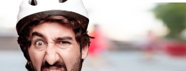 Genç deli adam kesme baş ifade izole sakallı. Bisikletçi rolü. Kızgın ifade.