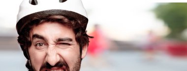 Genç deli adam kesme baş ifade izole sakallı. Bisikletçi rolü. Kızgın ifade.