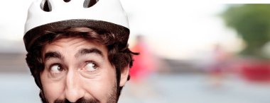 Genç deli adam kesme baş ifade izole sakallı. Bisikletçi rolü. Düşünme kavramı.