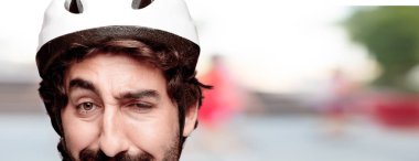 Genç deli adam kesme baş ifade izole sakallı. Bisikletçi rolü. 