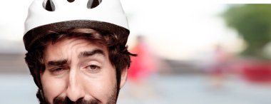 Genç deli adam kesme baş ifade izole sakallı. Bisikletçi rolü. 