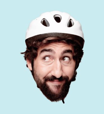 Genç deli adam kesme baş ifade izole sakallı. Bisikletçi rolü. Düşünme kavramı.