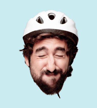 Genç deli adam kesme baş ifade izole sakallı. Bisikletçi rolü. Mutlu poz.