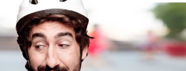 Genç deli adam kesme baş ifade izole sakallı. Bisikletçi rolü. Düşünme kavramı.