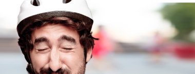 Genç deli adam kesme baş ifade izole sakallı. Bisikletçi rolü. Mutlu poz.