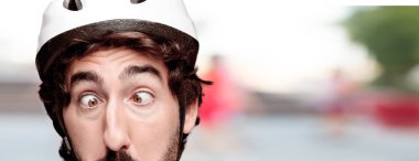 Genç deli adam kesme baş ifade izole sakallı. Bisikletçi rolü. Şaka kavram.