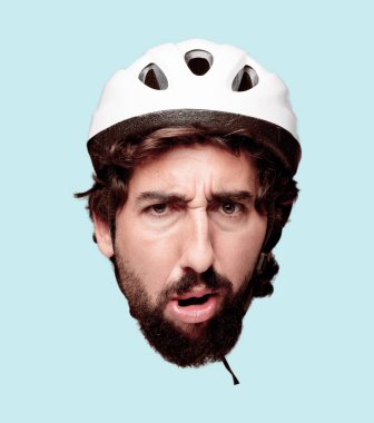 Genç deli adam kesme baş ifade izole sakallı. Bisikletçi rolü. Korkmuş kavramı.