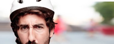 Genç deli adam kesme baş ifade izole sakallı. Bisikletçi rolü. Korkmuş kavramı.