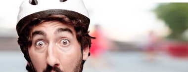 Genç deli adam kesme baş ifade izole sakallı. Bisikletçi rolü. Korkmuş kavramı.