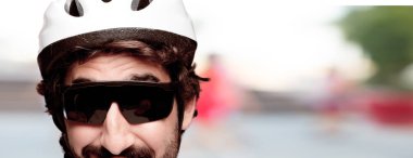 Genç deli adam kesme baş ifade izole sakallı. Bisikletçi rolü. Mutlu poz.