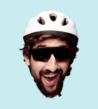 Genç deli adam kesme baş ifade izole sakallı. Bisikletçi rolü. Mutlu poz.