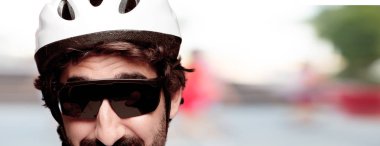 Genç deli adam kesme baş ifade izole sakallı. Bisikletçi rolü. Mutlu poz.