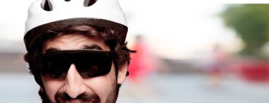 Genç deli adam kesme baş ifade izole sakallı. Bisikletçi rolü. Mutlu poz.