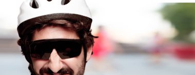 Genç deli adam kesme baş ifade izole sakallı. Bisikletçi rolü. Mutlu poz.