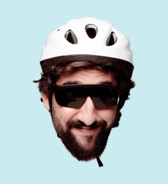 Genç deli adam kesme baş ifade izole sakallı. Bisikletçi rolü. Mutlu poz.