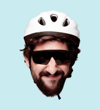 Genç deli adam kesme baş ifade izole sakallı. Bisikletçi rolü. Mutlu poz.