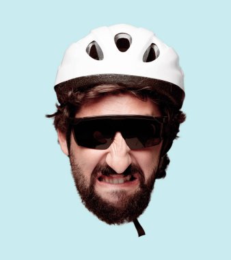 Genç deli adam kesme baş ifade izole sakallı. Bisikletçi rolü. Kızgın ifade.