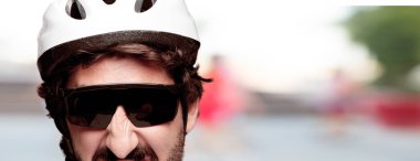 Genç deli adam kesme baş ifade izole sakallı. Bisikletçi rolü. Kızgın ifade.