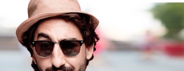 Genç deli adam kesme baş ifade izole sakallı. Turist rolü.