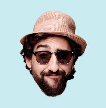 Genç deli adam kesme baş ifade izole sakallı. Turist rolü.